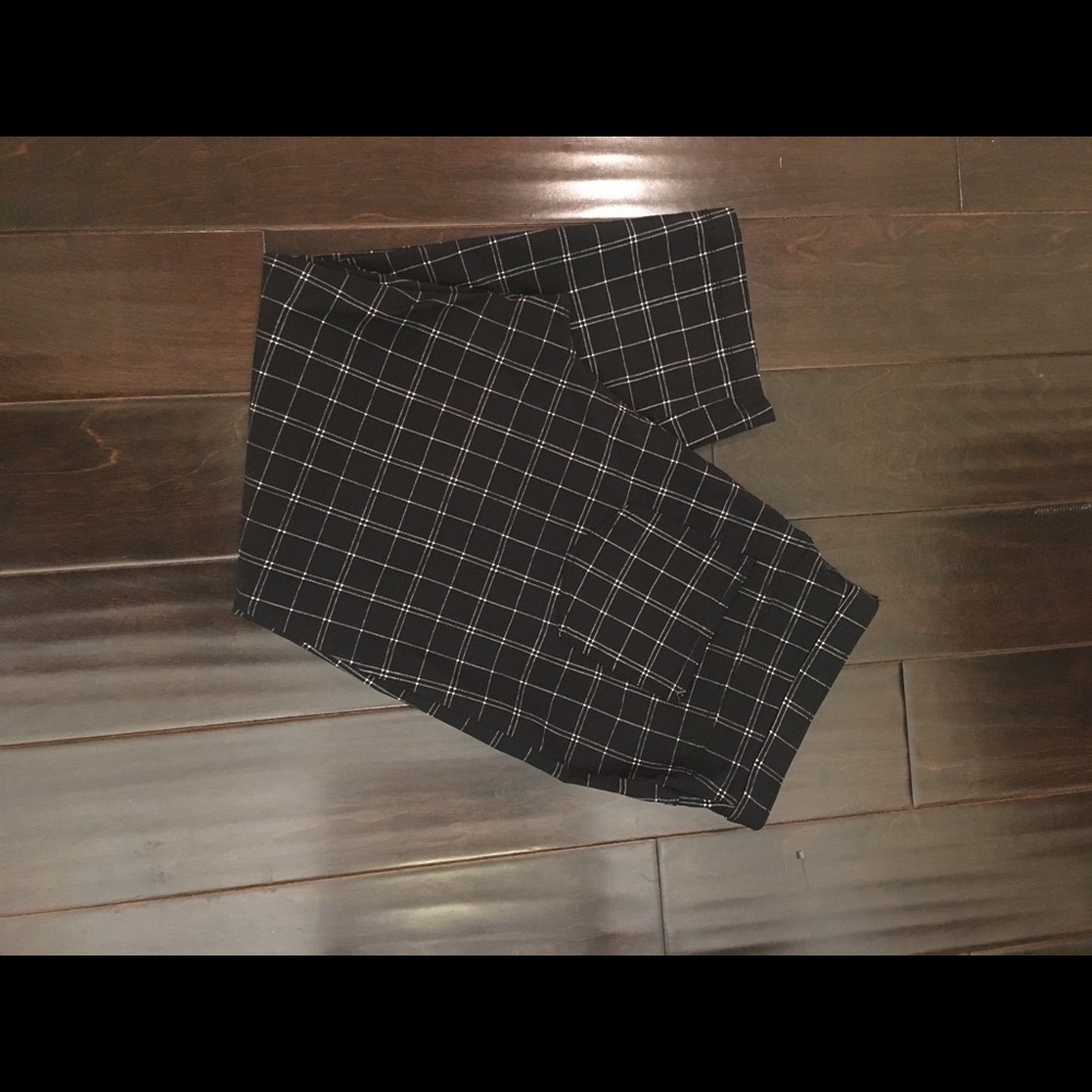 Basic Editions Capri Pants - Picture 2 of 3